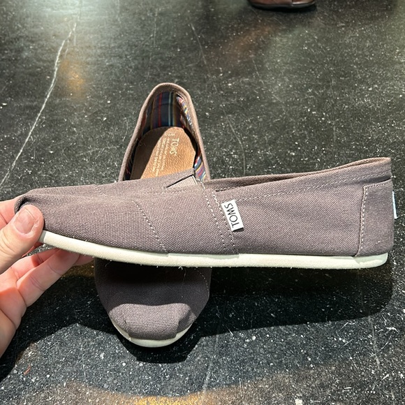 TOMS - Picture 2 of 4
